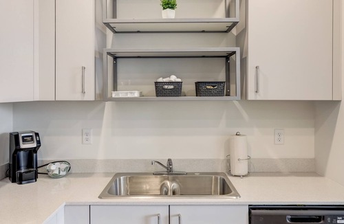 Downtown Lincoln Apartment | Frontdesk | 2 BR Apt by the Sunken Gardens