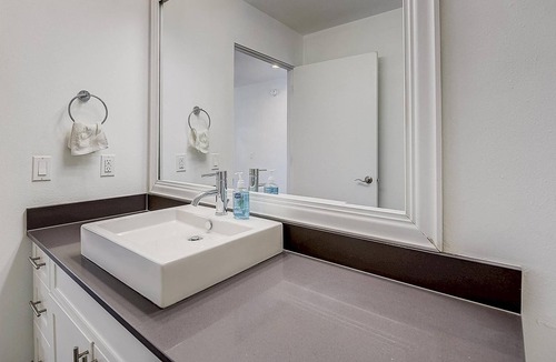 Downtown Fort Worth Apartment | Frontdesk | 2 BR in Sundance Square