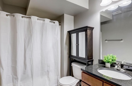 Downtown Lincoln Apartment | Frontdesk | 3 BR Apt by Historic Haymarket