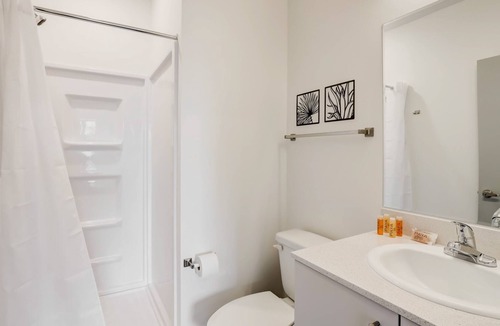 Downtown Lincoln Apartment | Frontdesk | 4 BR Apt by the Lied Center
