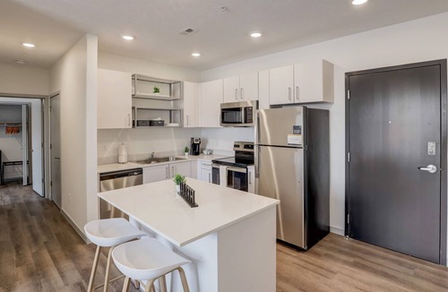Downtown Lincoln Apartment | Frontdesk | 4 BR Apt by the Lied Center