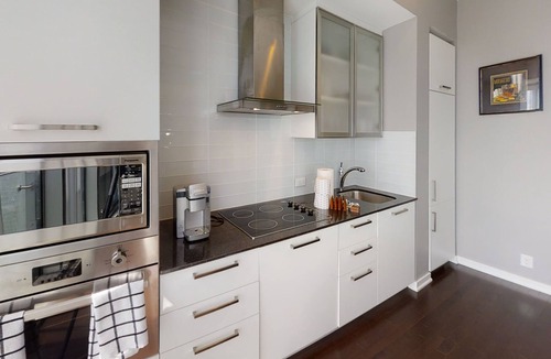 Toronto Entertainment District Apartment | Fully-Equipped 1+1-BR Condo in DT Toronto