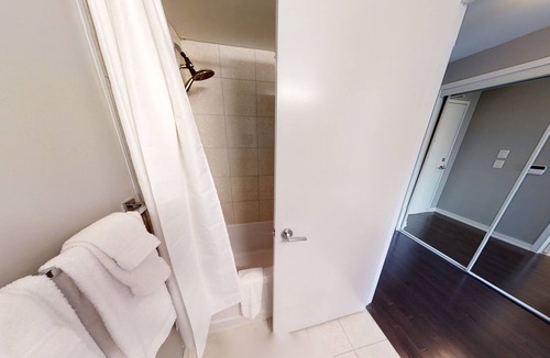 Toronto Entertainment District Apartment | Fully-Equipped 1+1-BR Condo in DT Toronto