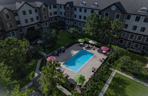 Energy Corridor Apartment | Fully-Equipped Suite with Pool Access! Free Shuttle, Buffet Breakfast + 24h Business Center