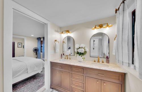 Cherry Street House | Fully Restored cottage, AMAZING game room, hot tub