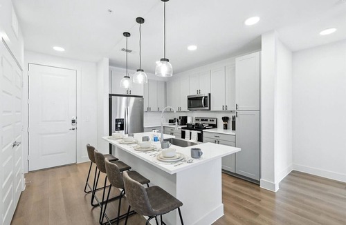 Fort Worth Condo | G68 2B Condo w/Pool, Gym&Golf-Sim by Traveller's Comfort in downtown Fort Worth