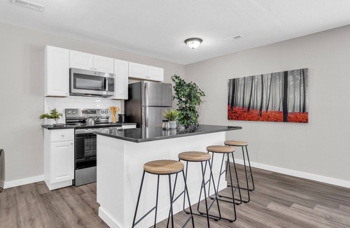 Lawrence Apartment | Game Day Ready 2BR w/Workspace + Wi-Fi + Parking
