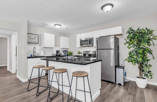 Lawrence Apartment | Game Day Ready 2BR w/Workspace + Wi-Fi + Parking