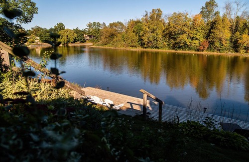 Wasaga Beach Cottage | Gem on the river, walk to the beach
