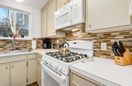 University Area House | Generational Home w/Separate Spaces 1King 2Queen, Neighbors to Prov & ANMC.