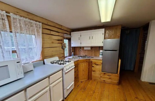 Kenny Lake Cabin | Glacier Cabin: 2 Bedroom 3 Bed Rustic Cabin on WMH
