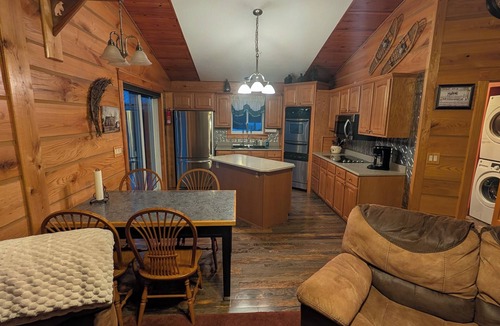 Great Valley Cabin | Golf, Relax, Repeat – Cabin Close to the Golf Course & Downtown EVL