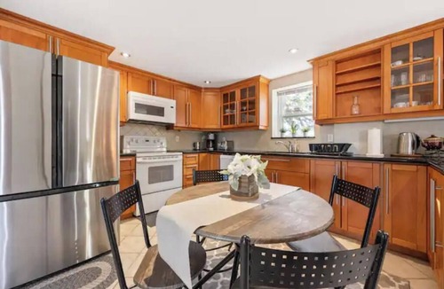 Thornhill House | Gorgeous 3 bedroom 2 bath house, Free Parking , Internet