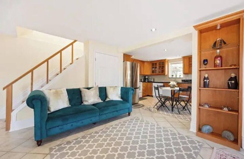 Thornhill House | Gorgeous 3 bedroom 2 bath house, Free Parking , Internet