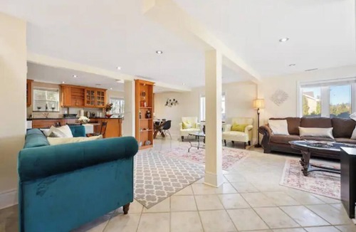 Thornhill House | Gorgeous 3 bedroom 2 bath house, Free Parking , Internet