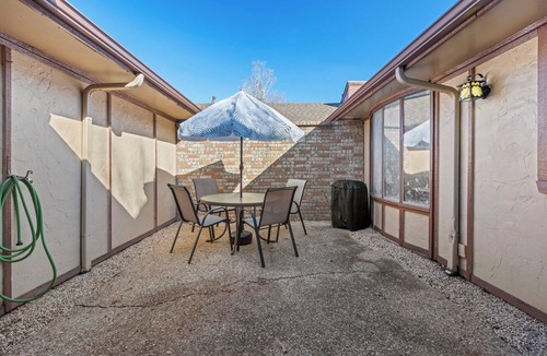 Buckingham House | Gorgeous 4-bedroom duplex with AC in tranquil Richardson