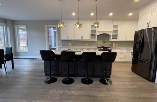 Oshawa House | Gorgeous 4BD | Central Oshawa