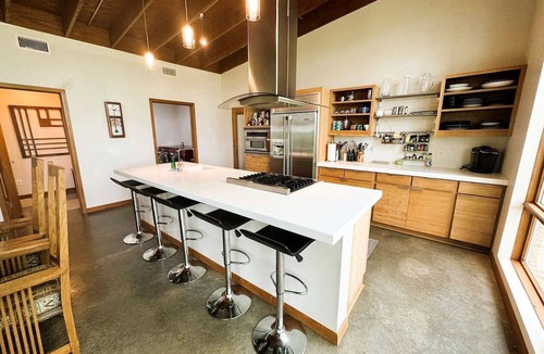 Edgemont Cabin | Gorgeous and Secluded Cabin with Lakefront Views and a Rooftop Terrace, Perfect for a Peaceful Weekend Away