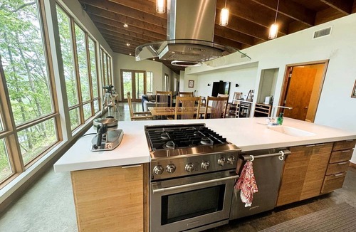 Edgemont Cabin | Gorgeous and Secluded Cabin with Lakefront Views and a Rooftop Terrace, Perfect for a Peaceful Weekend Away