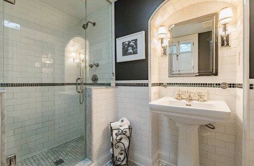 Barrie House | Gorgeous Cape Cod Home in historic North Barrie-lake views & 2 min walk to lake