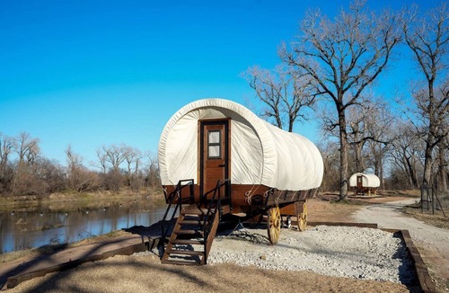 Satin House | Gorgeous Caravan with Barbecue and Stunning Countryside Sights in Chilton, Texas