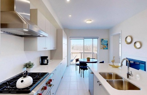 Vaughan House | Gorgeous ensuite bedroom in a large house kitchen lounge garden near Wonderland!