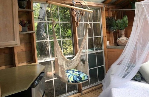 Willis Cabin | Gorgeous Tree House Rental with Lake Views for Glamping in Texas