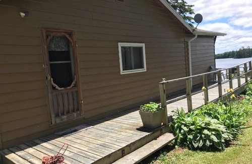 Machar Cottage | gorgeous view, steps to lake, 2 canoes and paddle boat