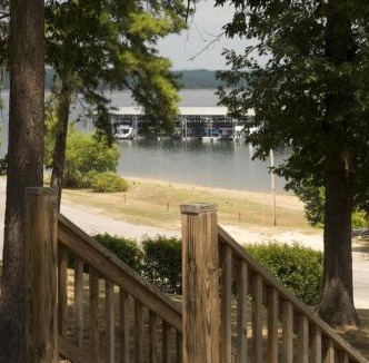 Mount Ida Hotel | GR9 - Mountain Harbor King Guest Room on Lake Ouachita