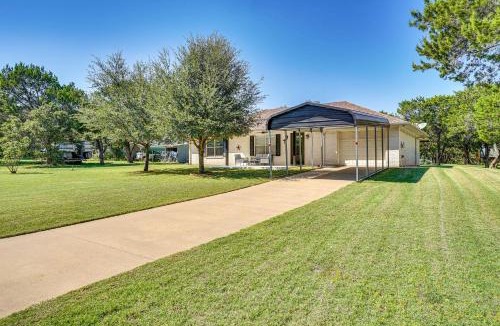 Granbury House | Granbury Cottage, Steps to Lake & Dock!