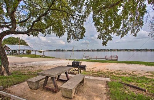 Granbury House | Granbury Cottage, Steps to Lake & Dock!