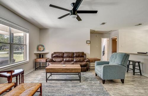 Granbury House | Granbury Cottage, Steps to Lake & Dock!