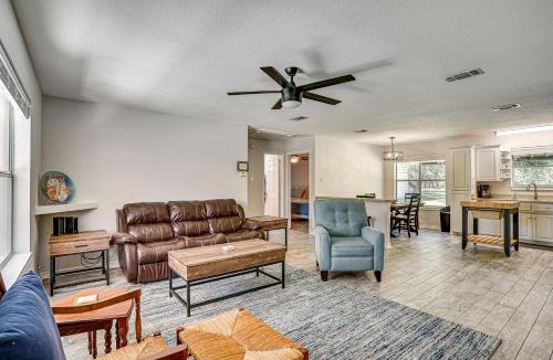 Granbury House | Granbury Cottage, Steps to Lake & Dock!