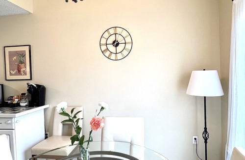 Lawrence House | Great Contemporary 4 Bedroom House. Your Home Away From Home