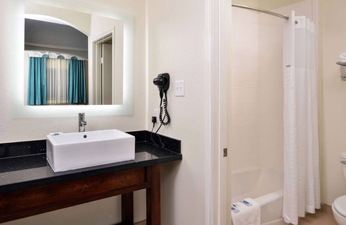 Spring Hotel | Great Relaxing Overnight Stay! Amazing Unit. Close to Geronimo Adventure Park