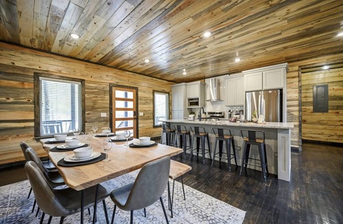 Pickens Cabin | Greyhawk Pines|Sleeps16|HotTub|Arcade|Shuffleboard