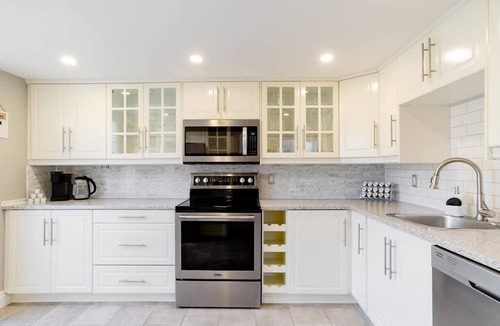 Grimsby Apartment | Grimsby Lakeview Suite l 2 Min Walk to Lake Ontario l King Bed l Great Value