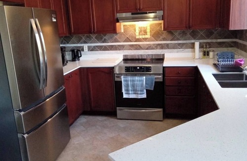 Barrie House | Group-Friendly 5BR 3.5BA Yard, Parking, Jacuzzi