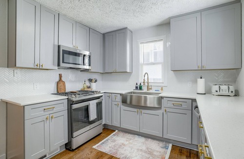 Midtown House | Group Stay: KingBeds l Arcade l FirePit l Yard I 5mins CWS, CHI Arena, Creighton