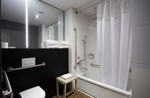 Brossard Hotel | Hôtel Escad Quartier DIX30