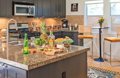 Bouldin House | Hacienda SoCo - Fire Pit & 3 Min Walk to SoCo