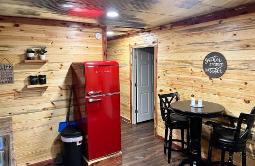 Mena Villa | Halfmoon Hideaway-Cozy 2 bdr cabin Mena AR