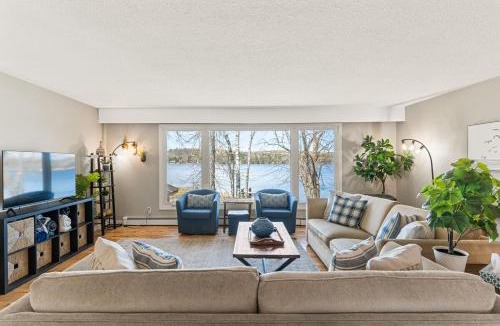 Dysart et al House | Haliburton Lakefront Escape with Hot Tub, Sauna, Fire Pit & BBQ
