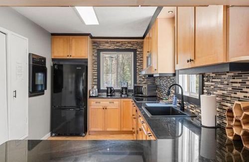 Dysart et al House | Haliburton Lakefront Escape with Hot Tub, Sauna, Fire Pit & BBQ