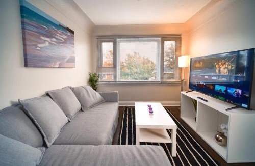 Hamilton Apartment | Hamilton Chic Retreat - Comfy Beds - Garden - Pool