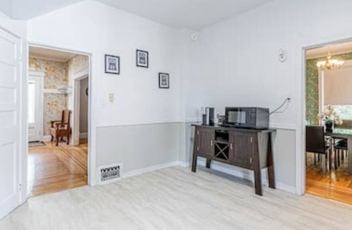 Hamilton House | Hamilton Families House Sunroom BBQ 2 Parking Sleeps 8 Guests