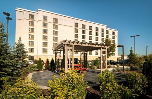 Airport Corporate Hotel | Hampton Inn by Hilton Toronto Airport Corporate Centre