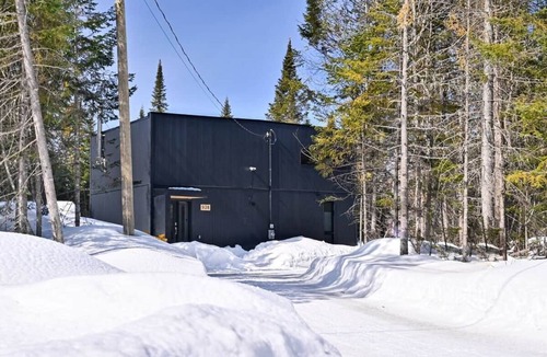 Notre-Dame-de-la-Merci House | Hanging lodge | Sauna & Cold Plunge | Hammock Beds