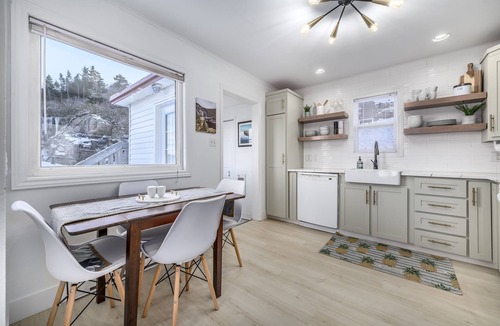 The Battery House | Harbourfront Downtown home with Hot Tub!