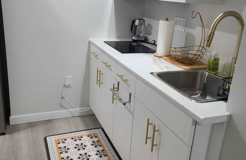 Transcona House | Haven Serene - Modern, convenient, quiet, private 1 bedroom basement suite